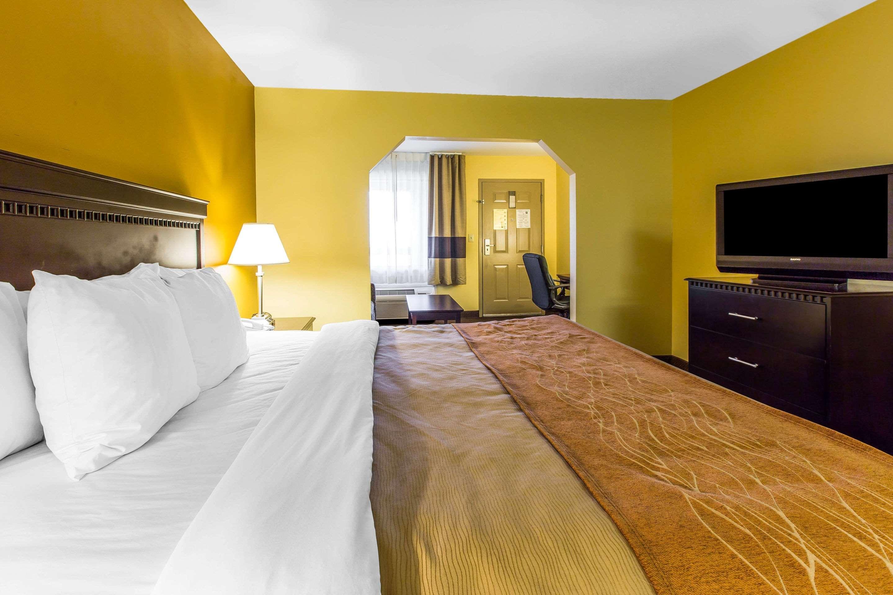 Clarion Pointe I-75 Hotel Forsyth