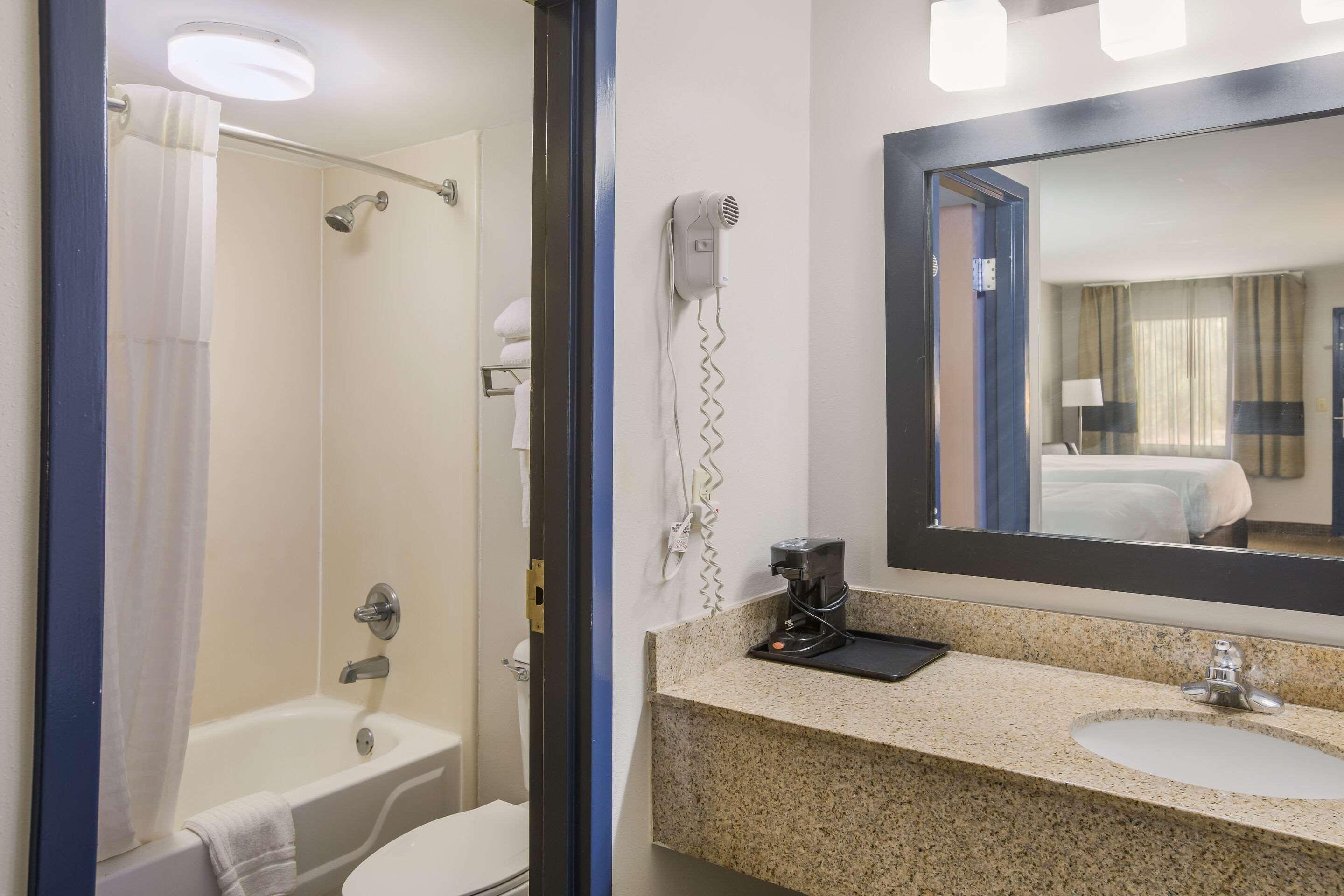 Clarion Pointe I-75 Hotel