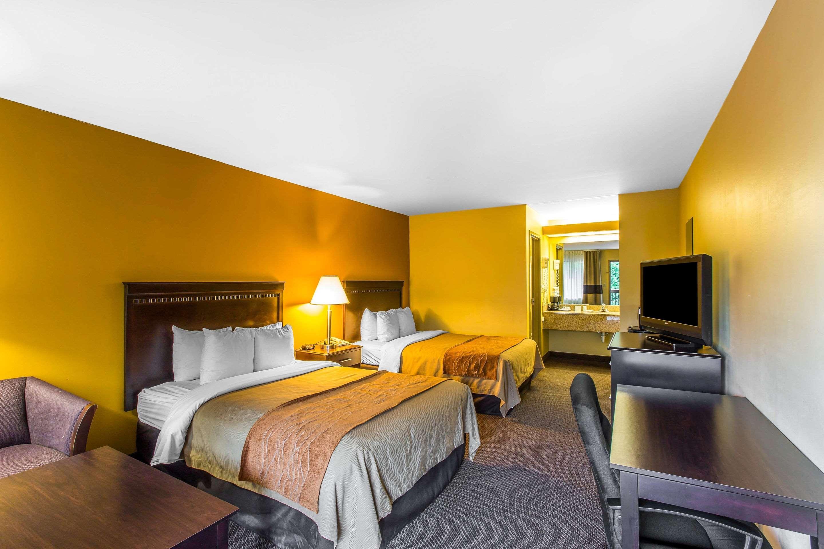 Clarion Pointe I-75 Hotel Forsyth