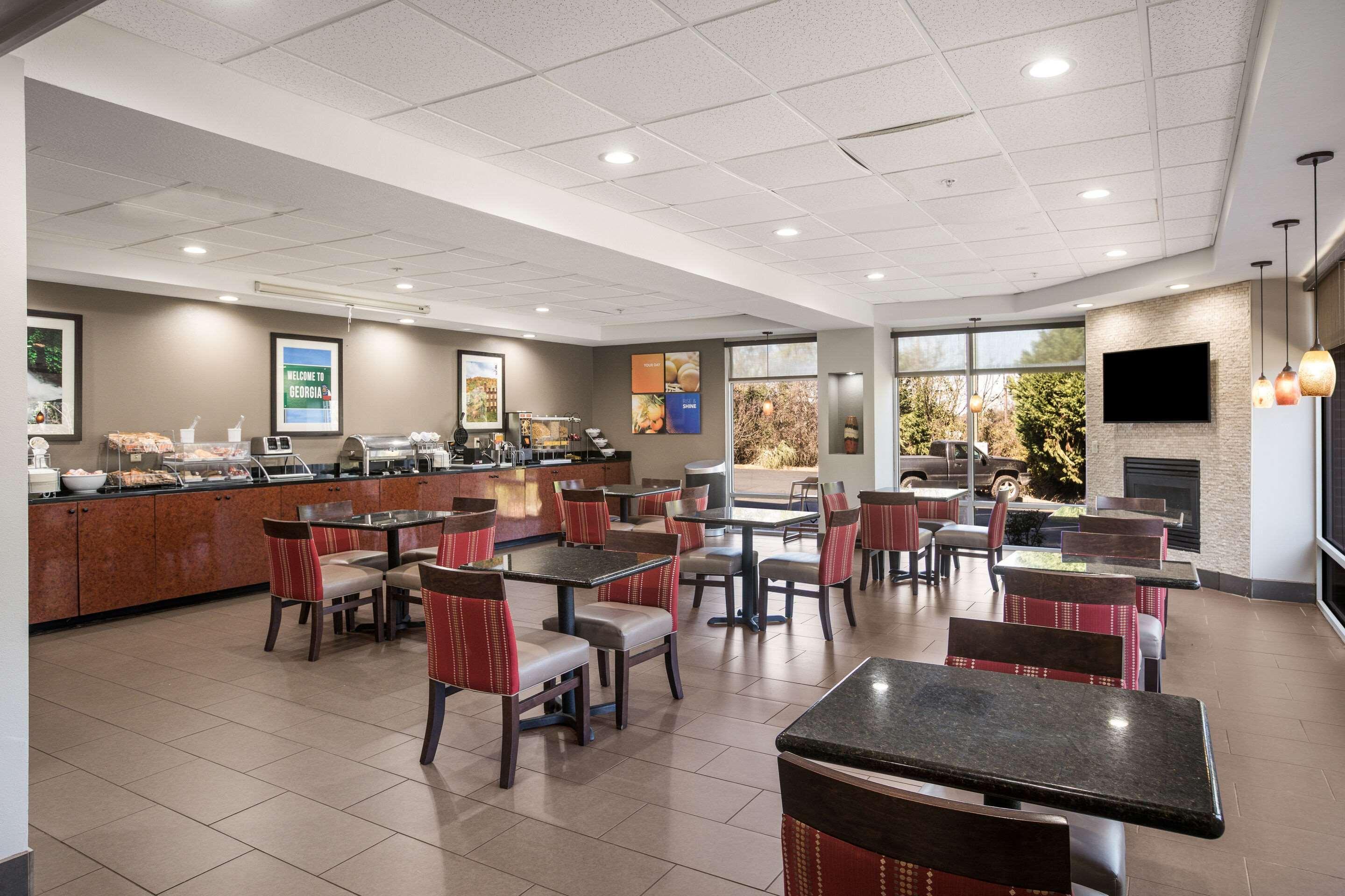 Clarion Pointe I-75 Hotel 2*