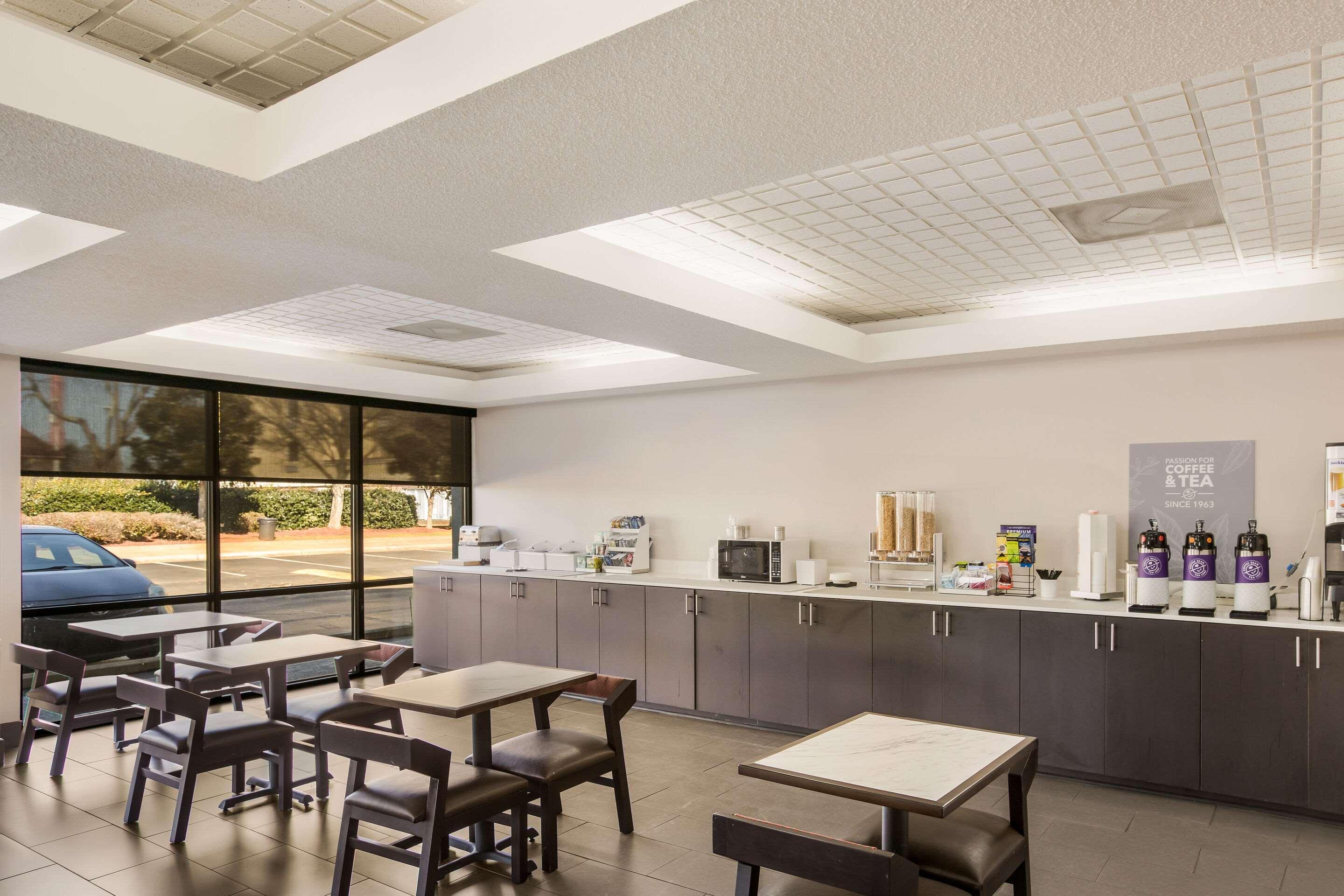 Clarion Pointe I-75 Hotel 2*