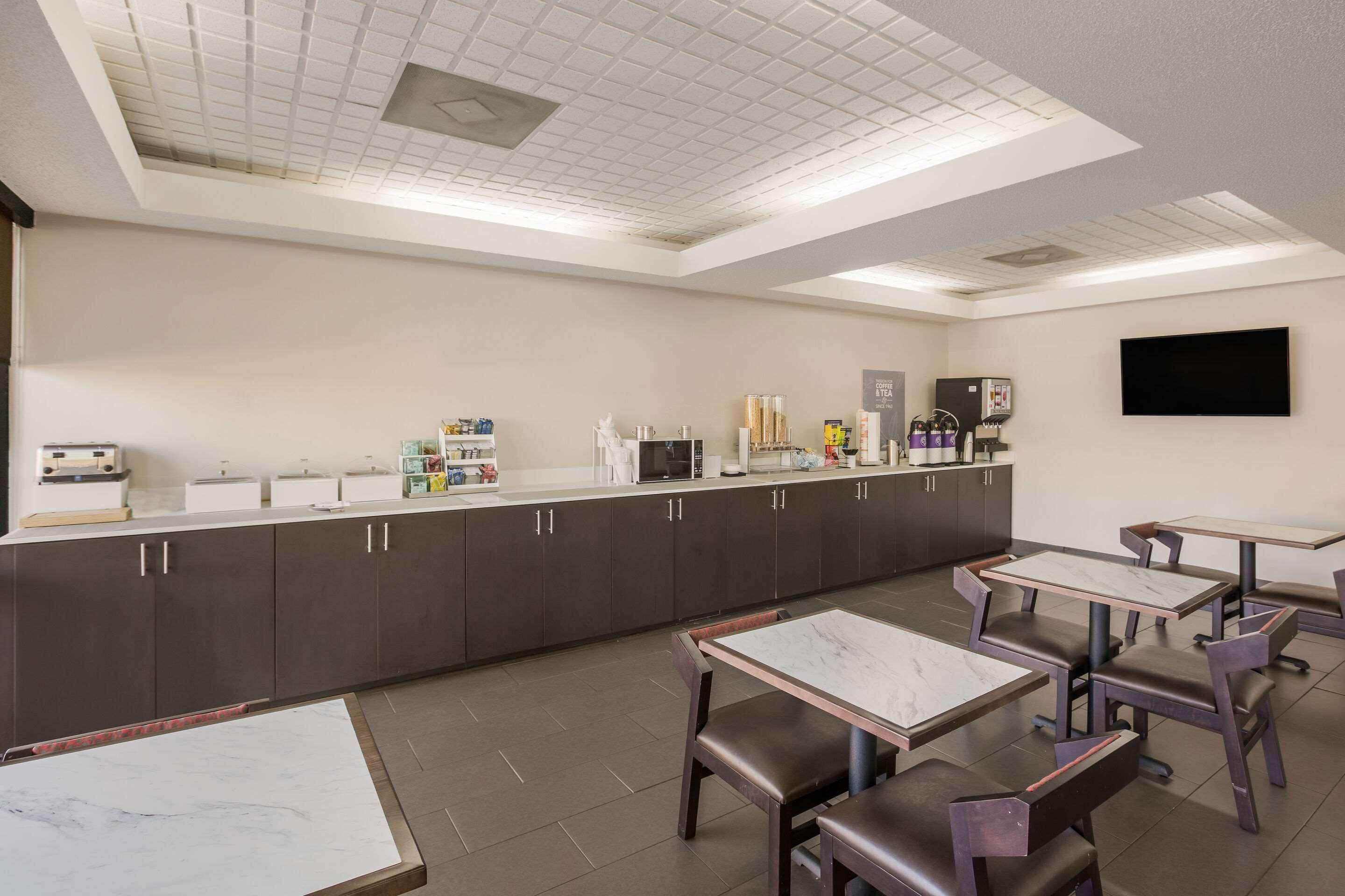 Clarion Pointe I-75 Hotel Forsyth