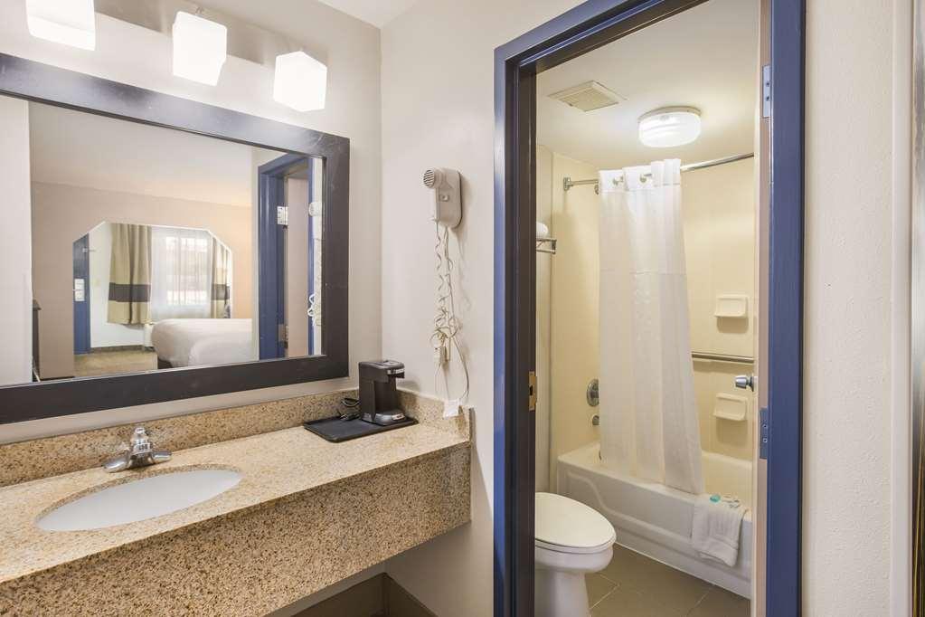 Clarion Pointe I-75 Hotel Forsyth