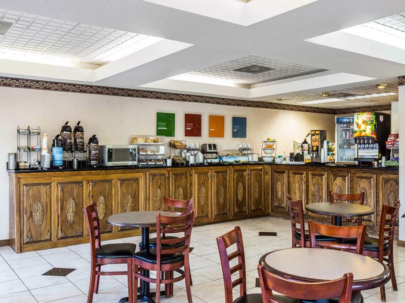 Clarion Pointe I-75 Hotel Forsyth