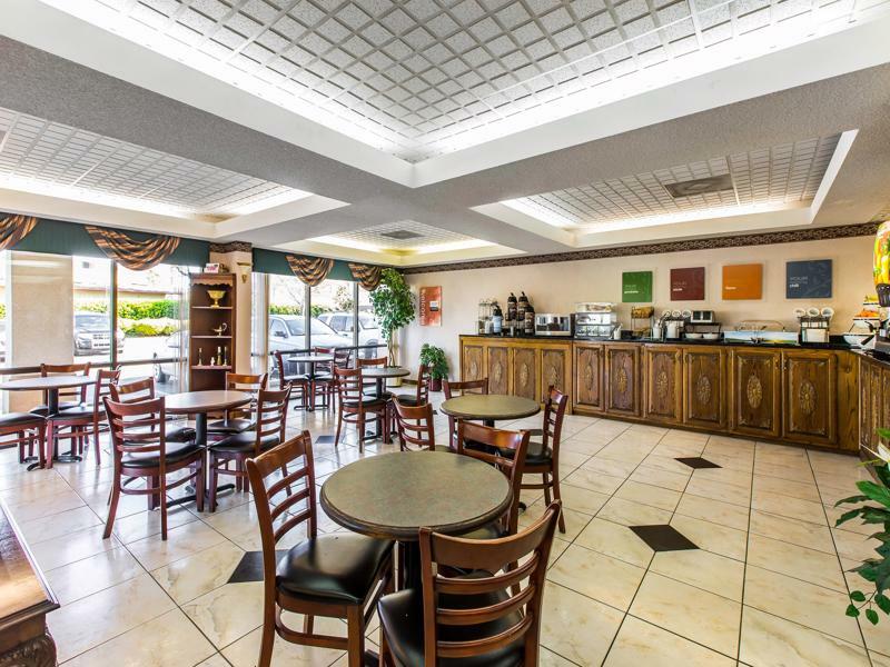 Clarion Pointe I-75 Hotel Forsyth